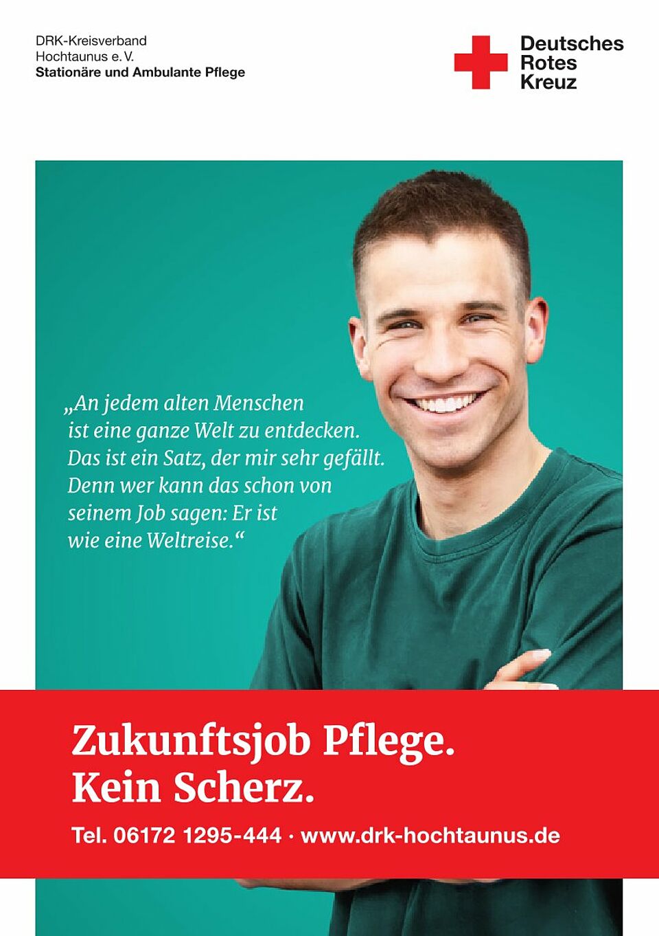 Junger Mann mit grünem T-Shirt, lächelnd und mit verschränkten Armen.