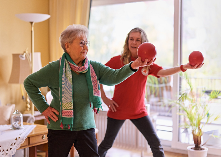 Seniorin macht Sport mit Aktivierungscoach.