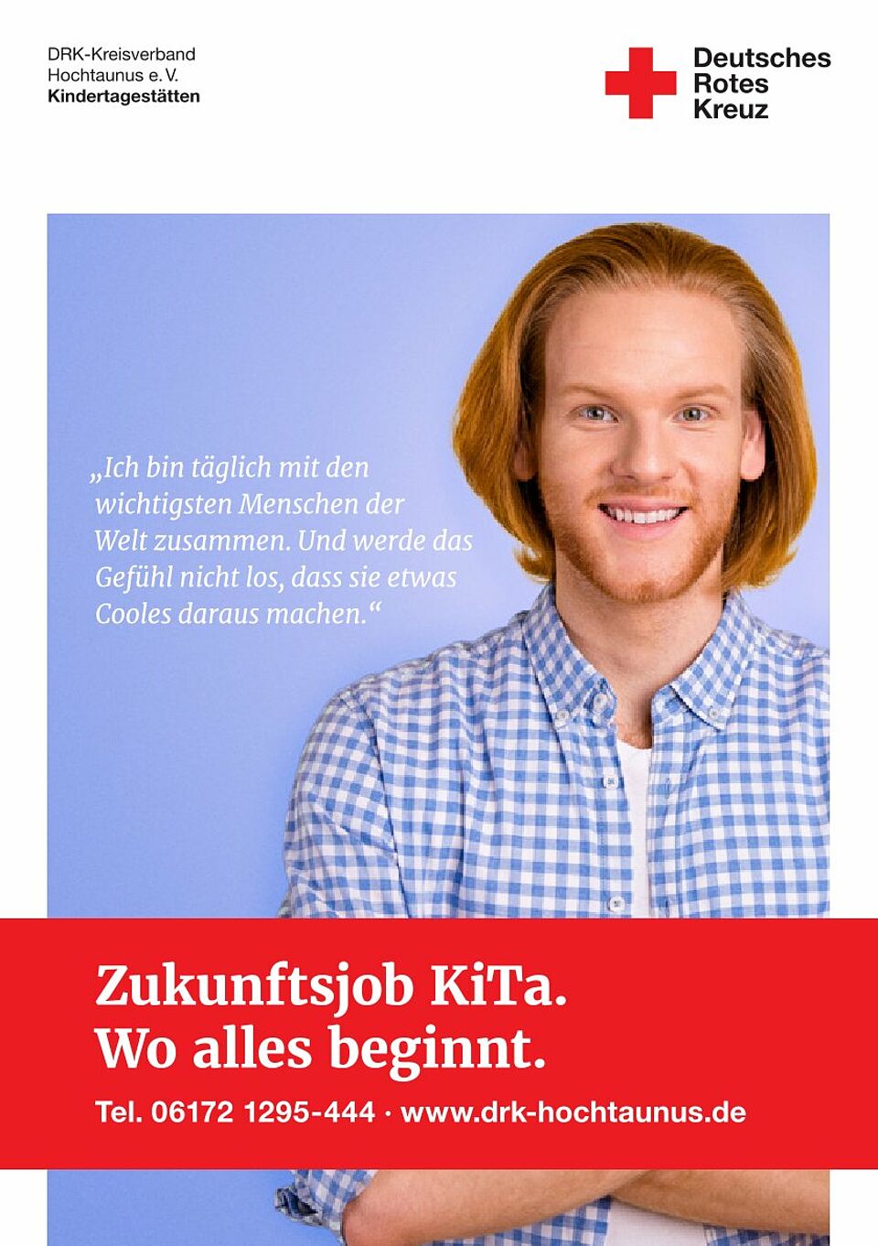 Junger Mann in blau-weiß kariertem Hemd und verschränkten Armen, lächelnd.