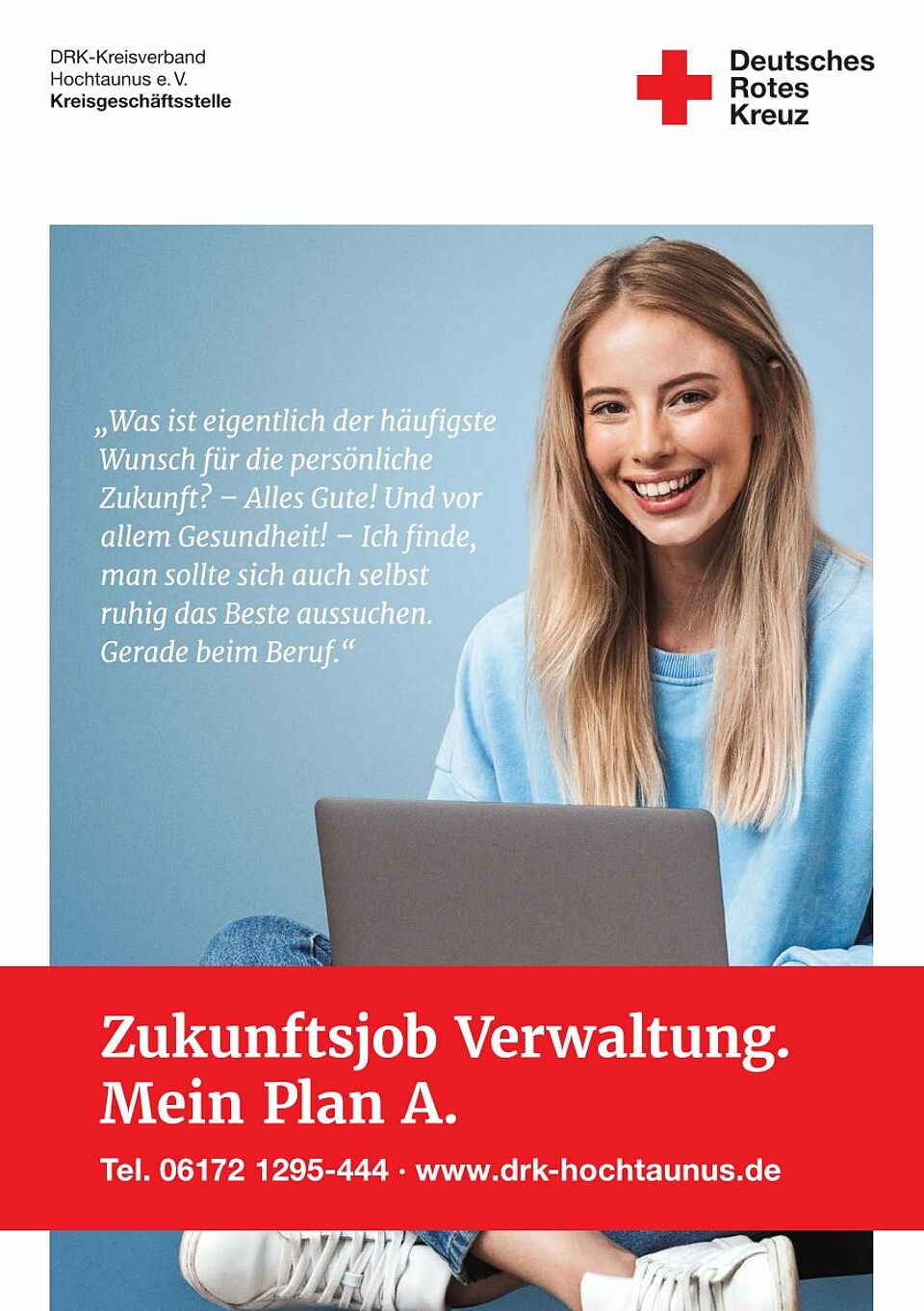 Junge Frau mit Laptop, lachend.